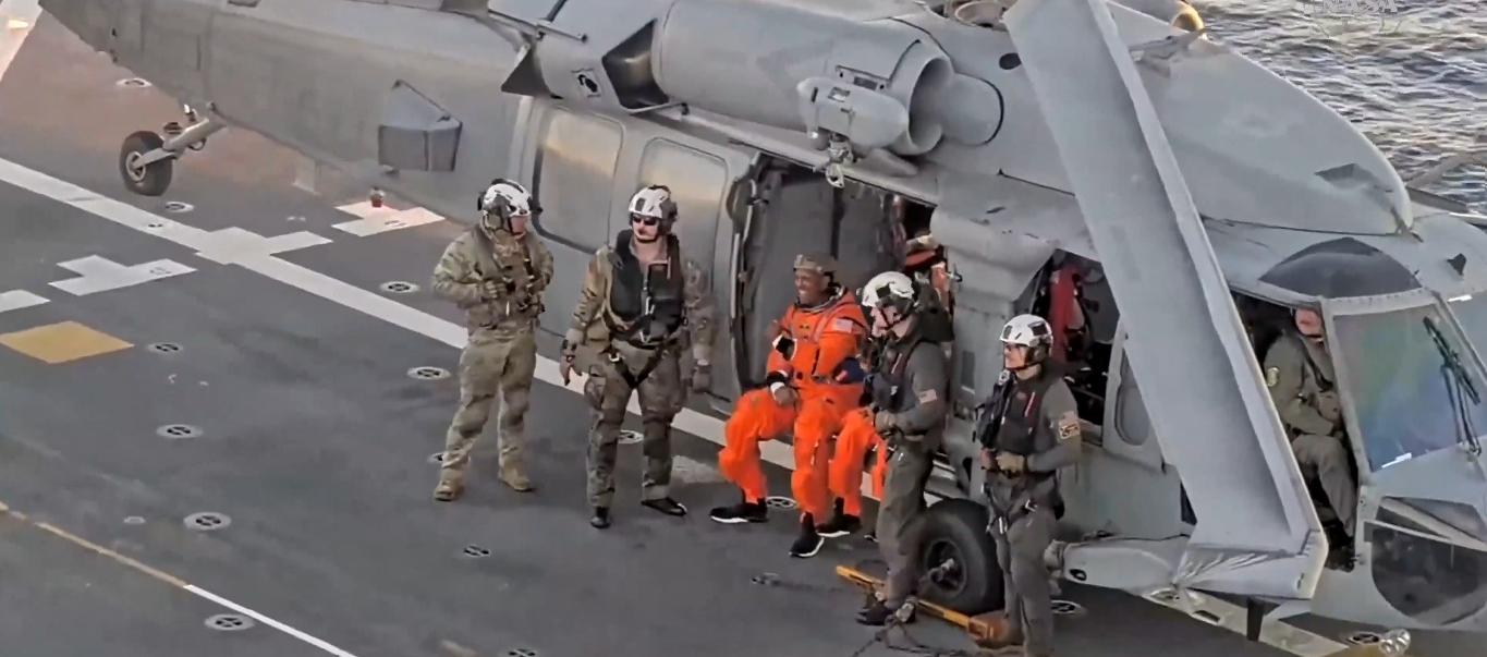 Christina y Victor en la cubierta del USS John P. Murtha, mientras esperaban ser escoltados para sus revisiones médicas