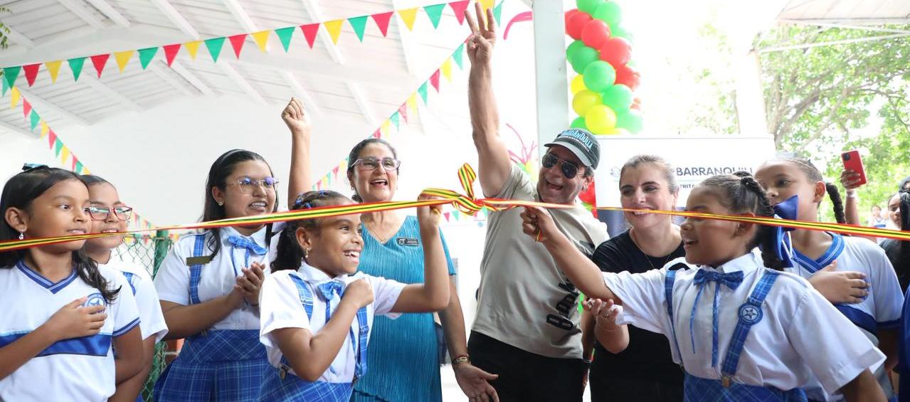 Alcalde Alejandro Char junto a estudiantes y la secretaria de Educación, Paola Amar, en la entrega de la cocina-comedor. 