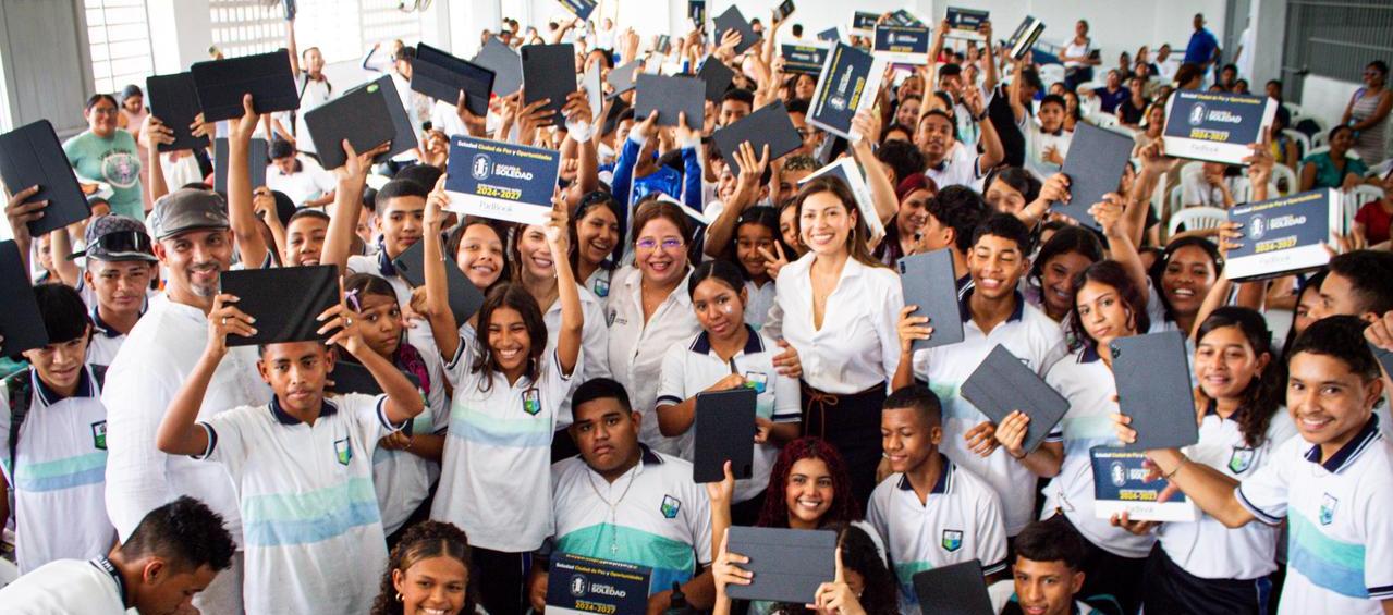 Entregas de tablets en el colegio Nobel Juan Manuel Santos. 