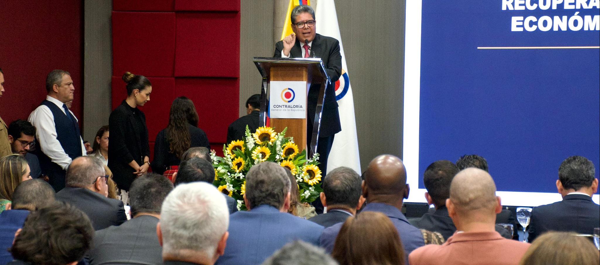 La Contraloría General de la República, Carlos Hernán Rodríguez.