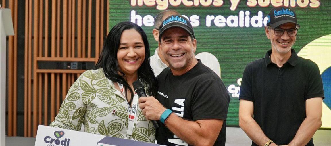 El Alcalde Alex Char con una beneficiaria.