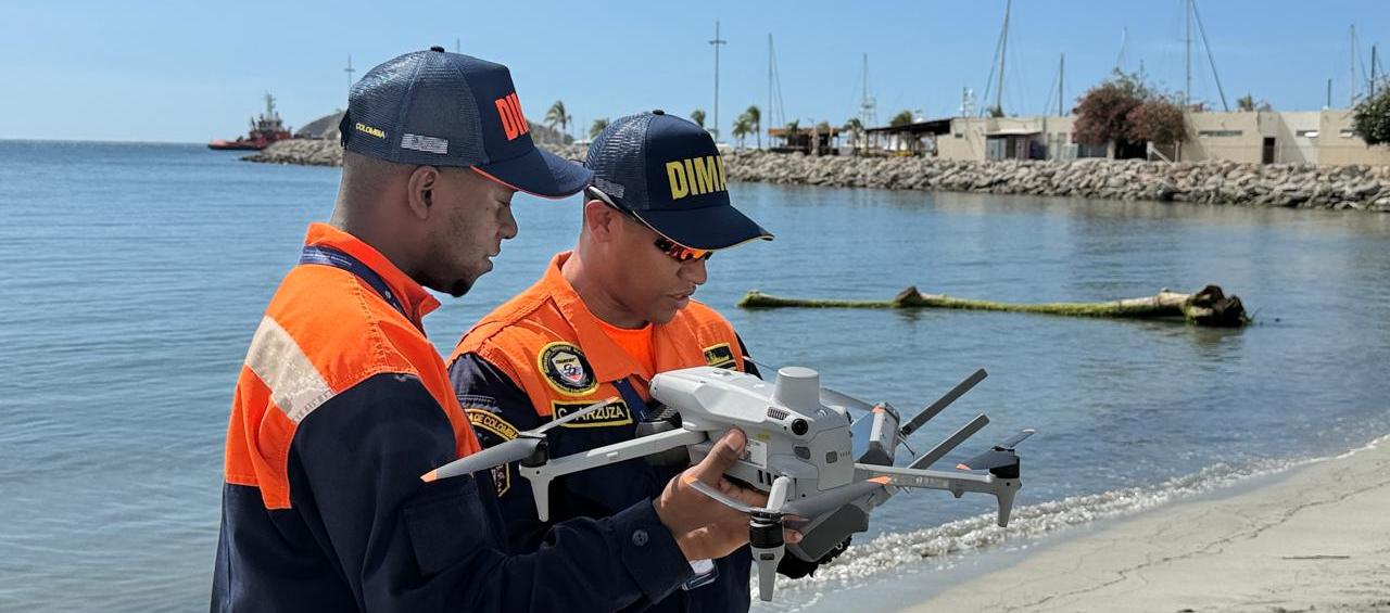 Funcionarios de la Dimar con drones.