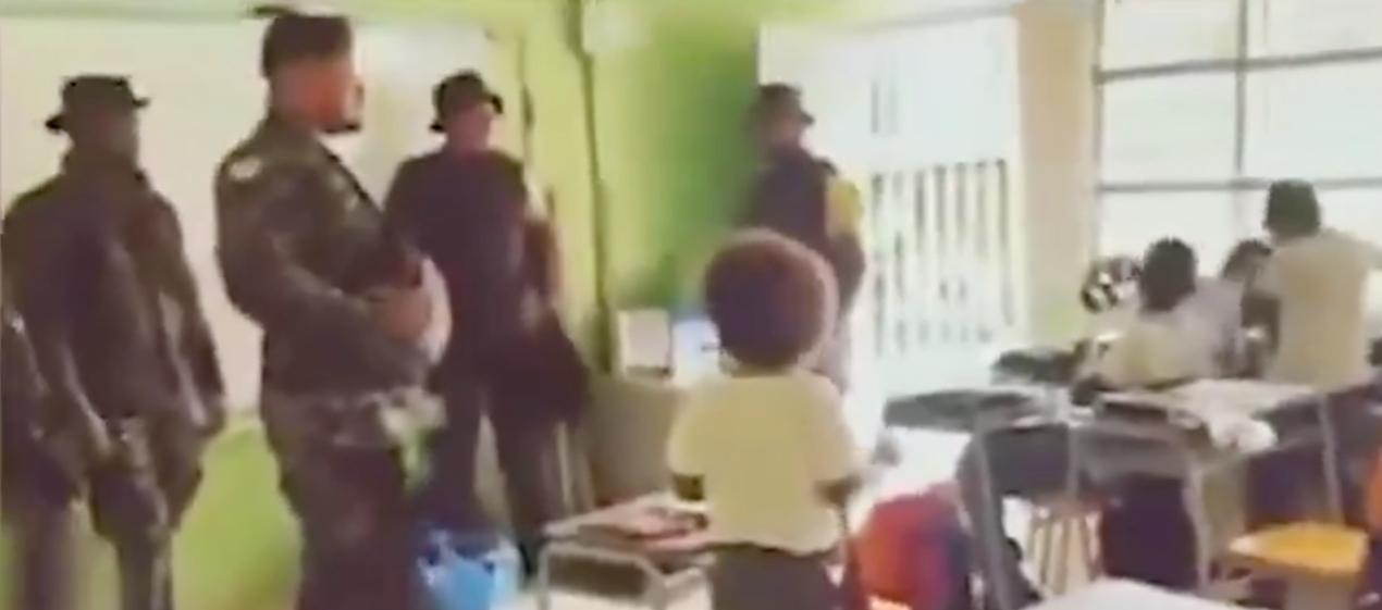 Integrantes de una disidencias de las FARC en un colegio de Nariño. 