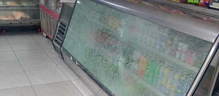 Vitrina afectada tras los disparos realizados por los delincuentes. 