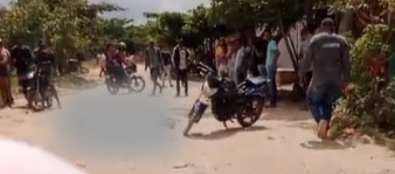 Las dos víctimas quedaron tendidas en el lugar. 