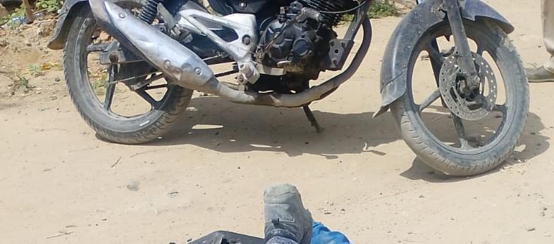 Las víctimas se movilizaban en esta motocicleta cuando fueron atacadas a bala. 