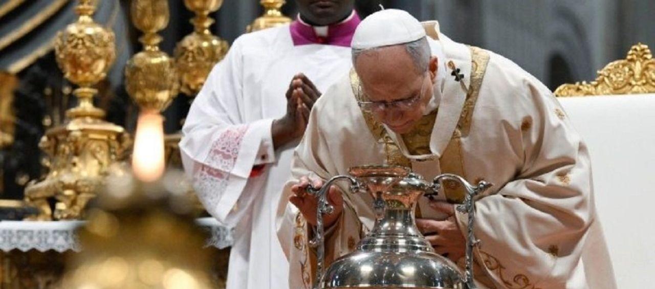 El Papa en la bendición de los óleos.