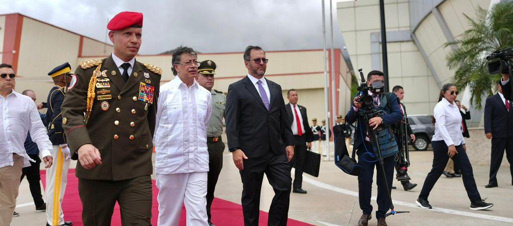El Presidente Gustavo Petro con el canciller venezolano Yván Gil.
