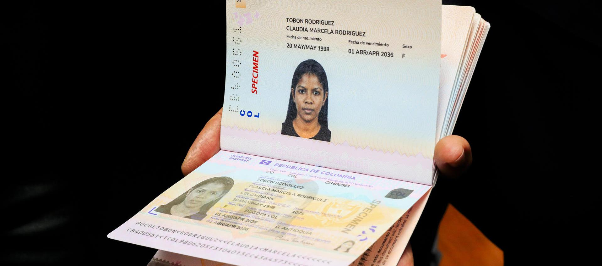 El nuevo pasaporte de Colombia presentado en una rueda de prensa este miércoles, en Bogotá.