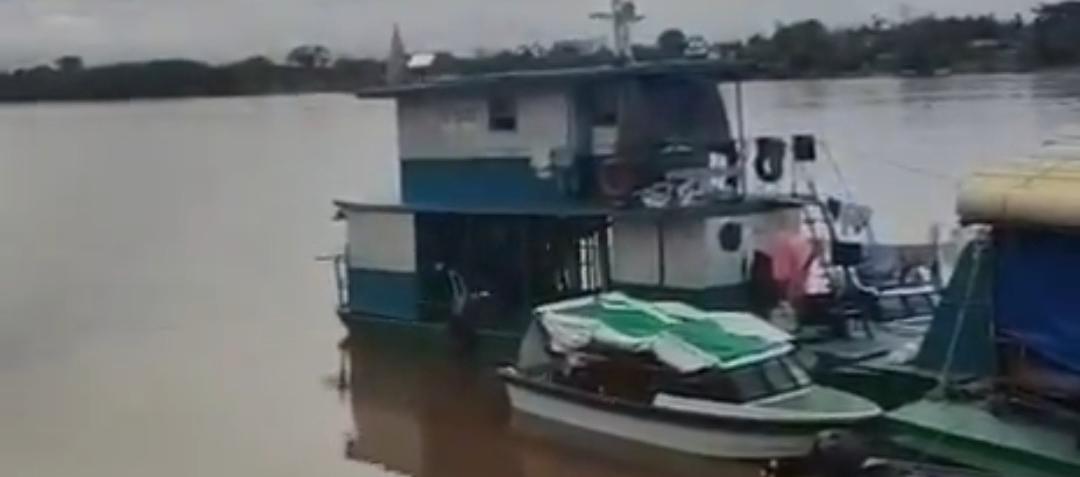 Embarcación colombiana atacada por la marina peruana