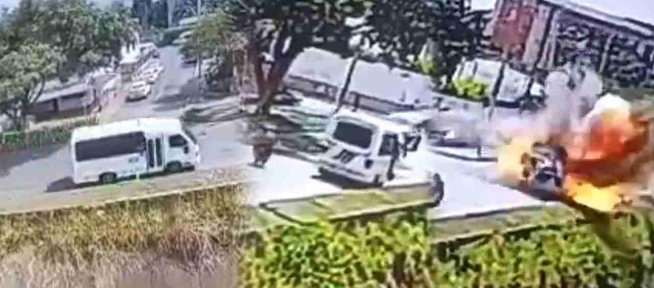 Momento en el que el bus llega y explota.