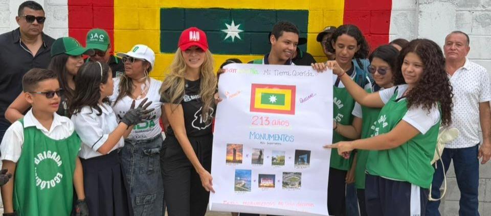 La Gerente de Ciudad, Ana María Aljure, junto a los voluntarios del programa.