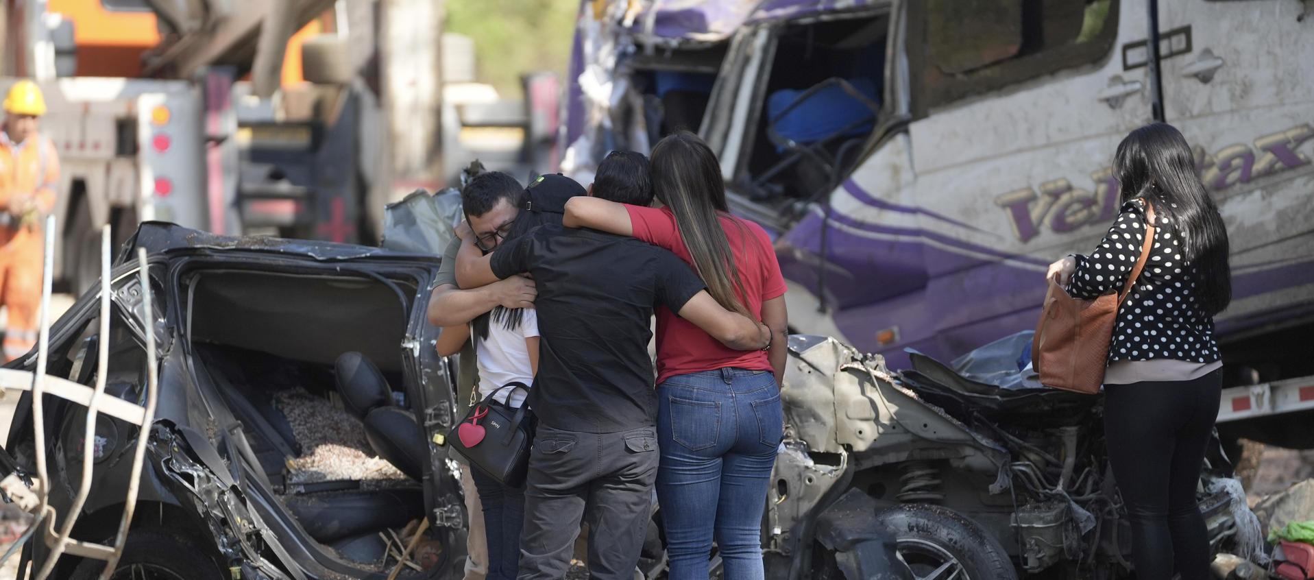 Una familia se abraza entre sí en medio de los restos que dejó el atentado terrorista. 