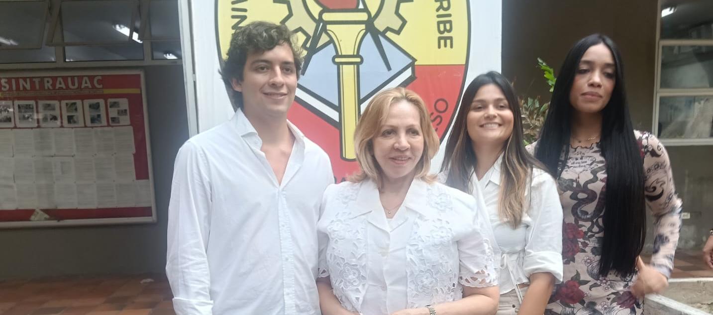 Silvia Gette junto a sus dos hijos y la abogada Bianith Bohórquez.