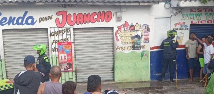 El hombre quedó muerto en la parte externa del local comercial. 