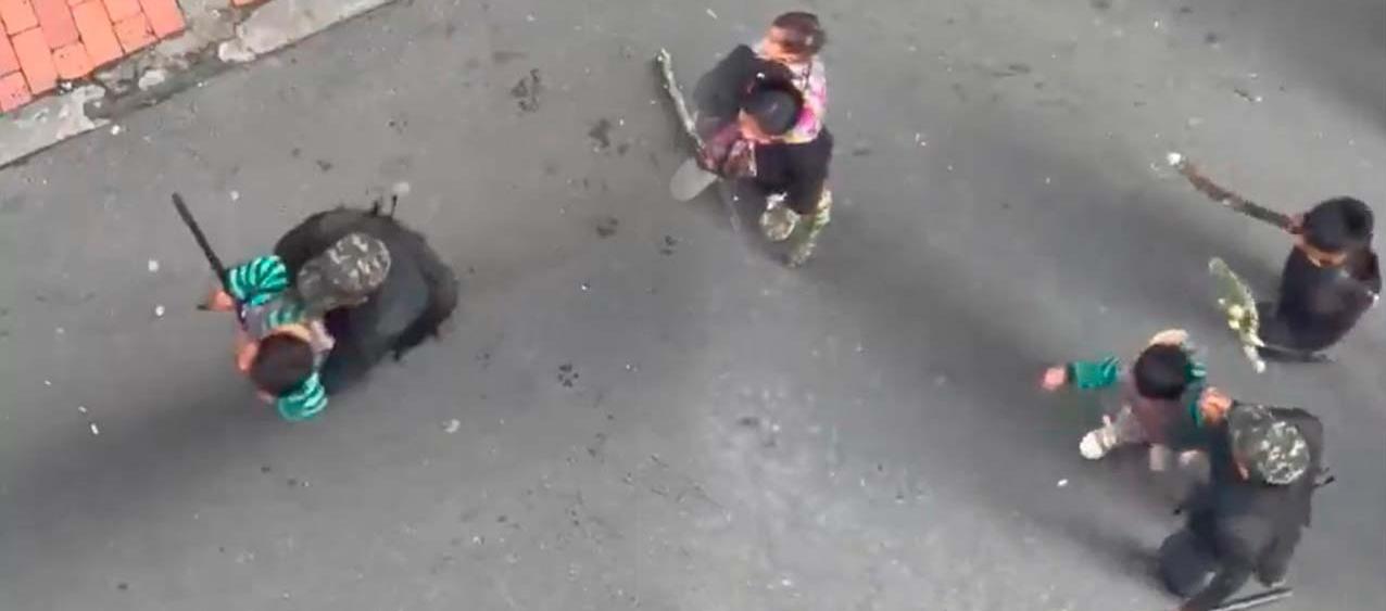 Imágenes de los niños como escudos en la protesta.