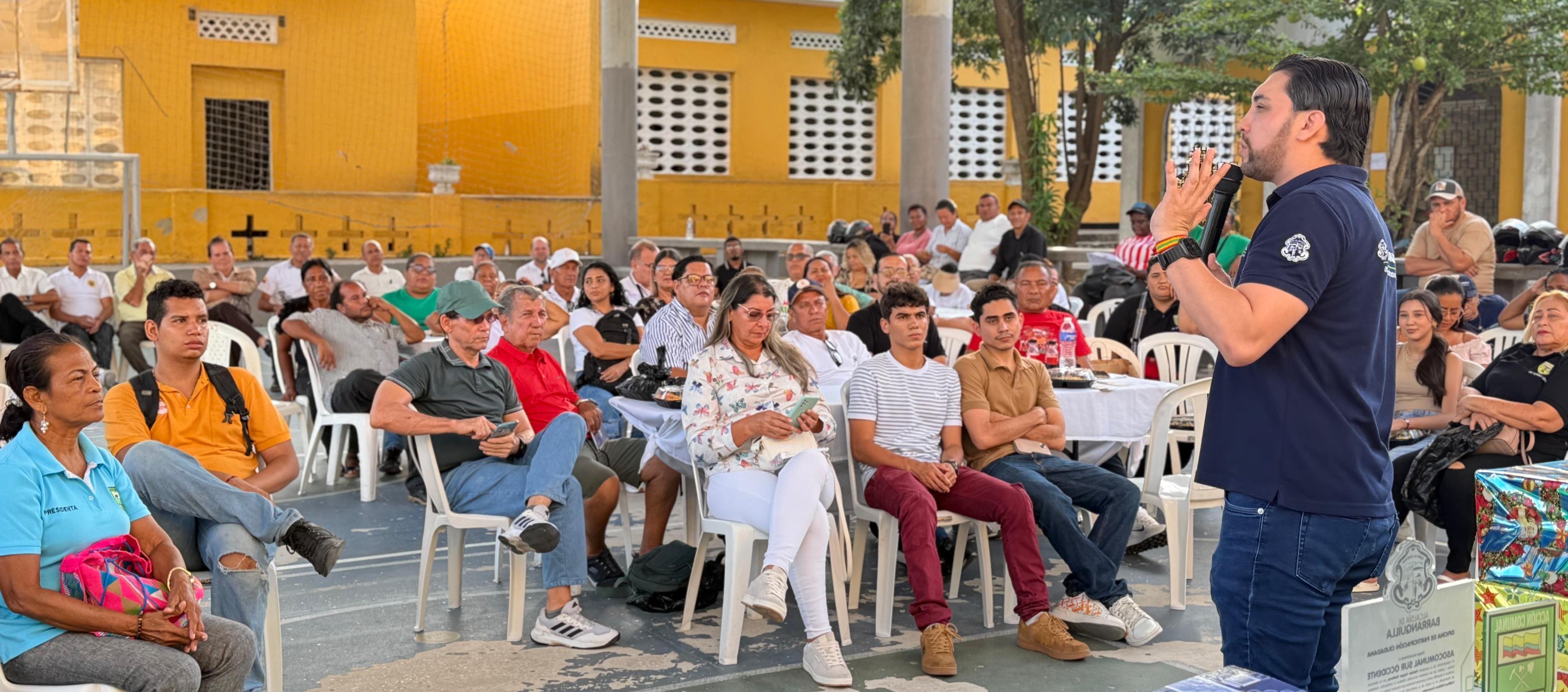 Andrés Rengifo, jefe de la Oficina de Participación Ciudadana, junto a las comunidades. 