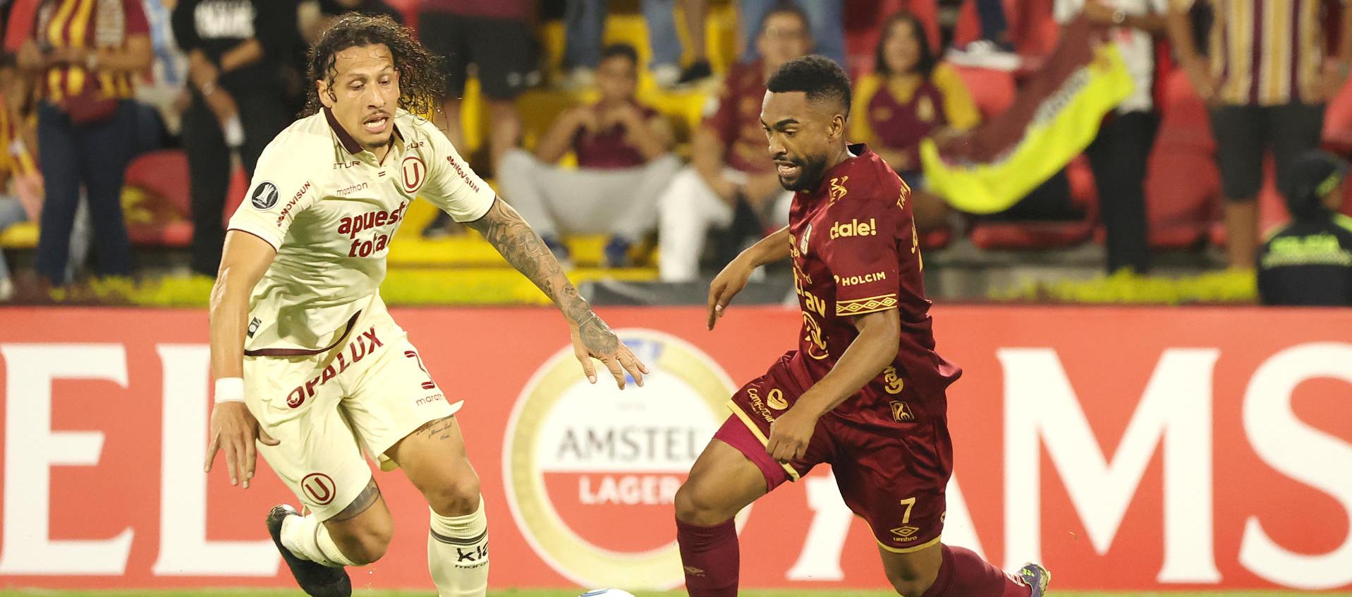 Jersson González disputa el balón con un rival del equipo peruano.