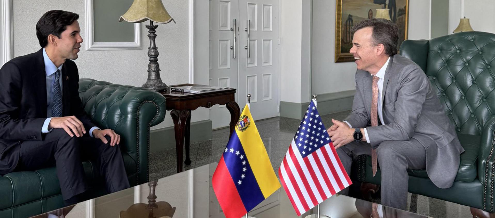 Encargado de negocios de Estados Unidos en Venezuela, John Barrett. 