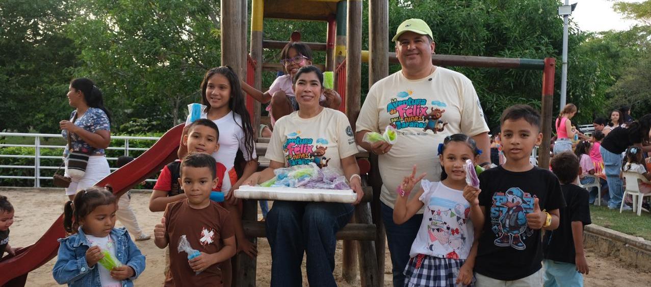 El alcalde de Baranoa, Edinson Palma, con los menores que disfrutaron de esta actividad.