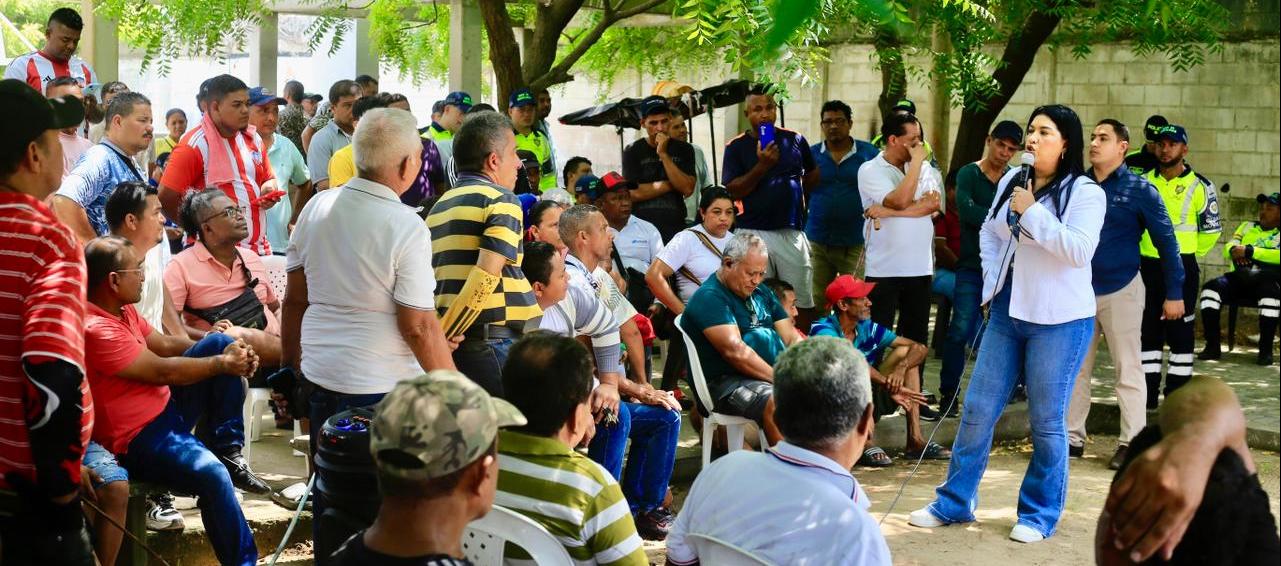 La Alcaldesa de Malambo con motocarristas