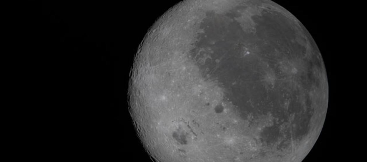 La cara visible de la luna al costado derecho y la cara oculta del lado izquierdo.
