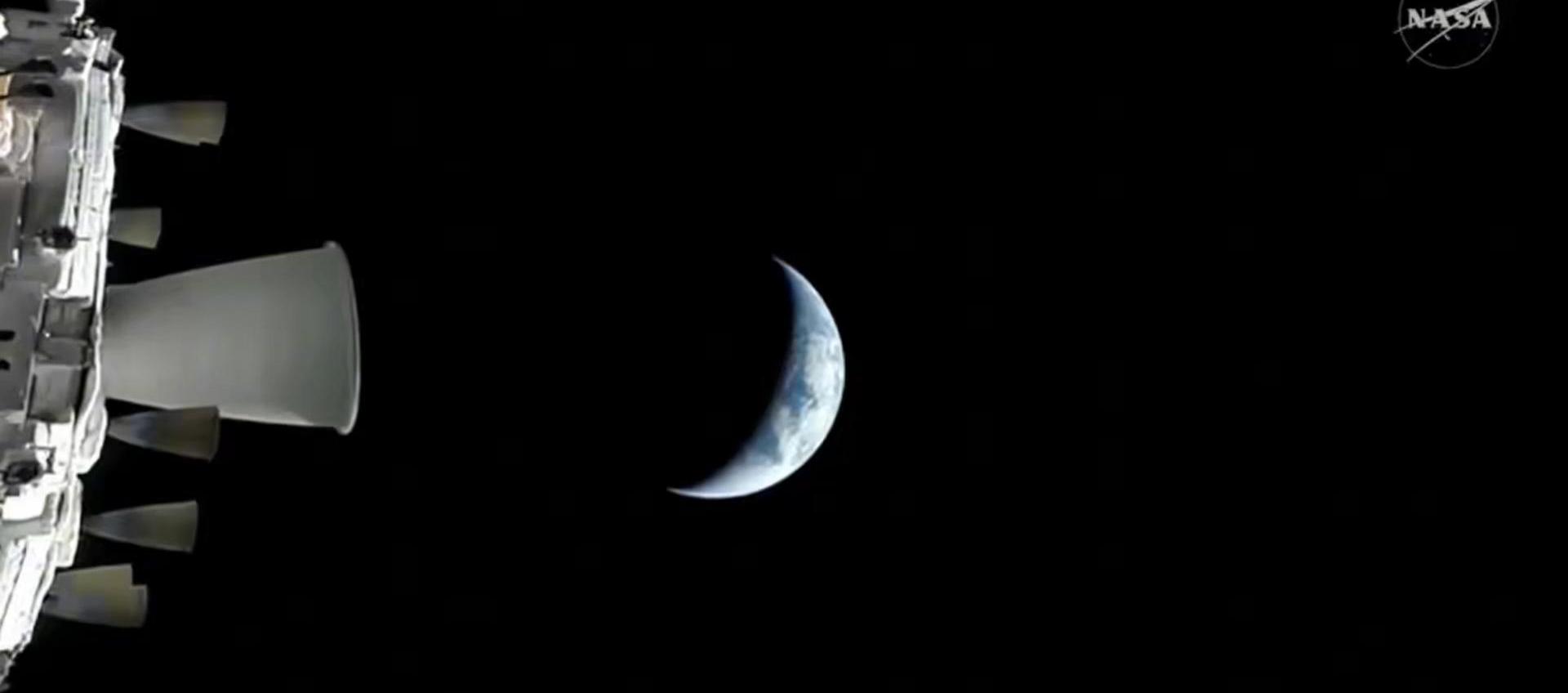 La nave Orion de la misión Artemis II en su trayectoria de alejamiento de la Tierra.