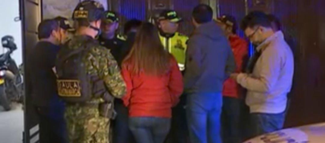 La niña fue rescatada sana y salva dentro de la camioneta.