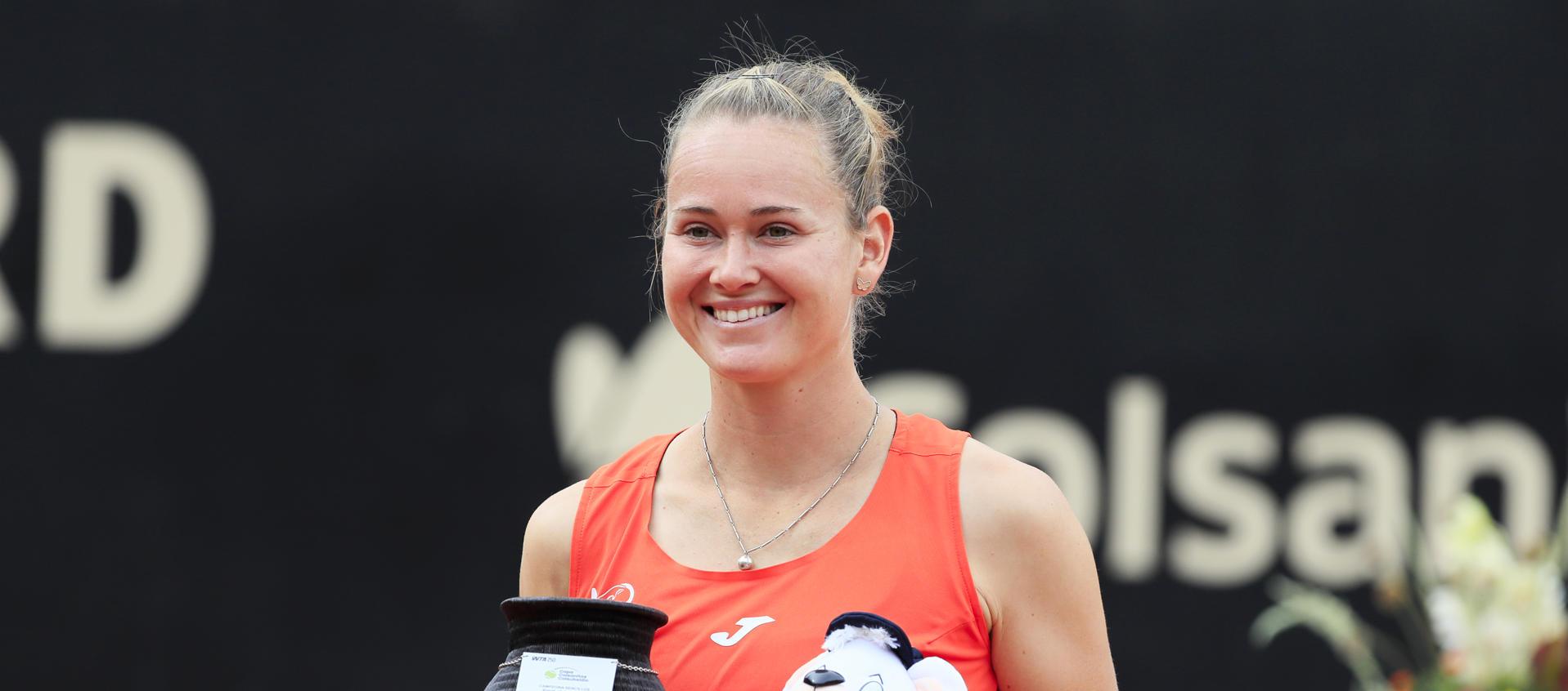 La tenista checa Marie Bouzková, con el trofeo de campeona del WTA de Bogotá.