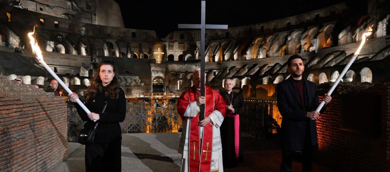 León XIV carga la Cruz