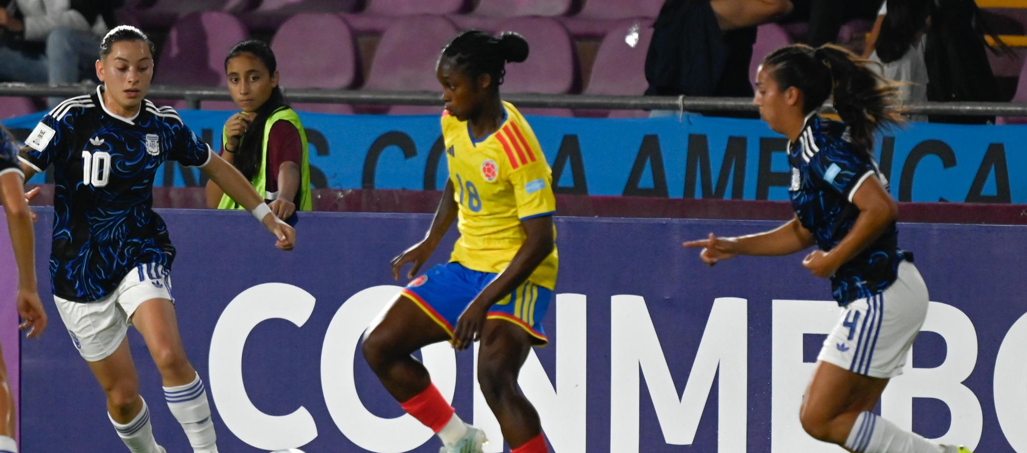 Linda Caicedo ante las futbolistas argentinas.