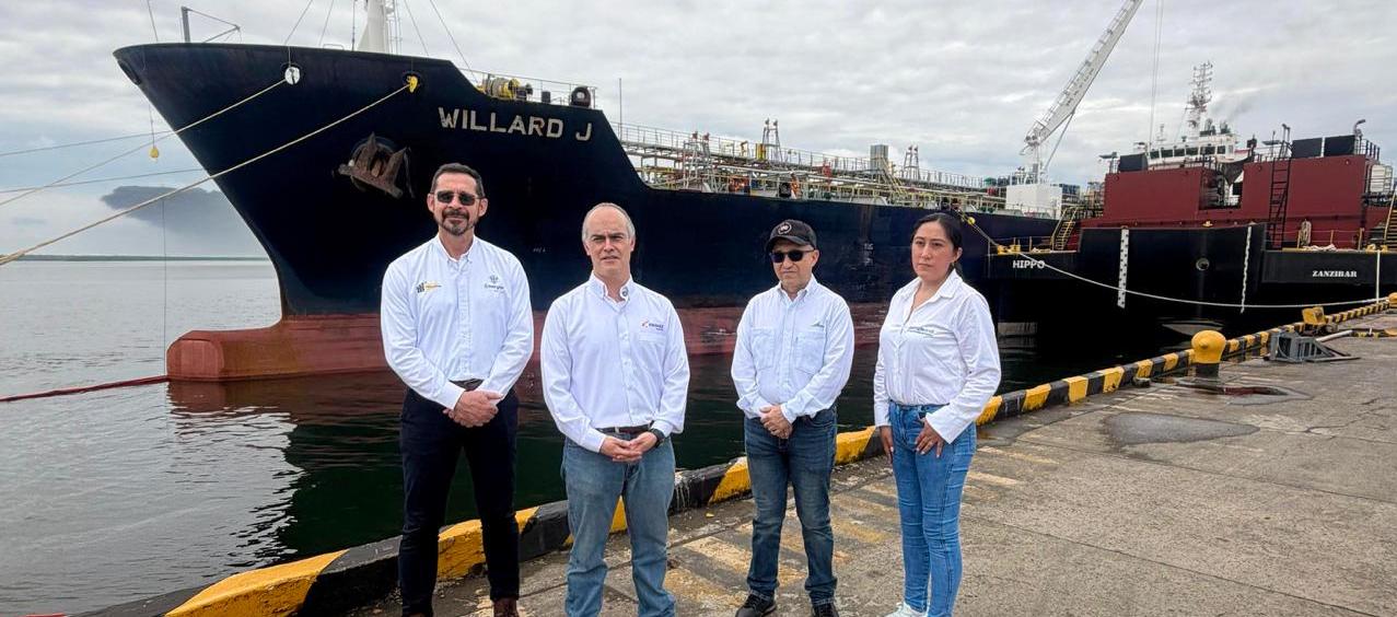 Llegada de diésel refinado en Cartagena.
