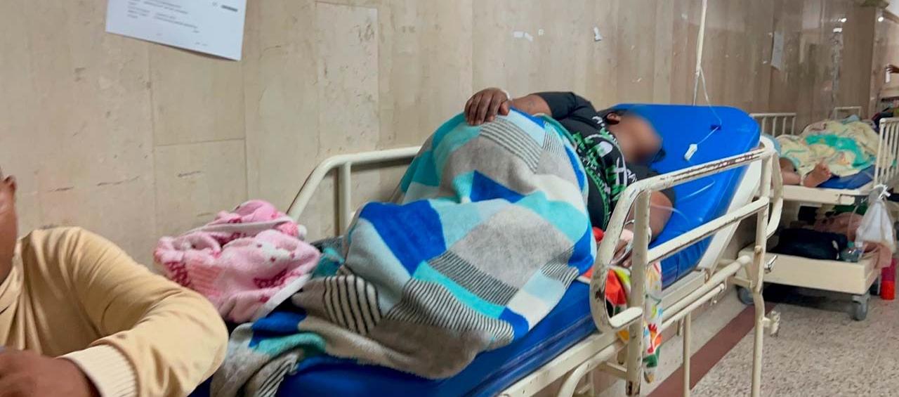 Muchos pacientes se encuentran en los pasillos de la clínica. 