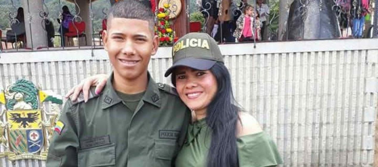 Yesid González Gutiérrez junto con su mamá Joyce Gutiérrez cuando prestó el servicio. 