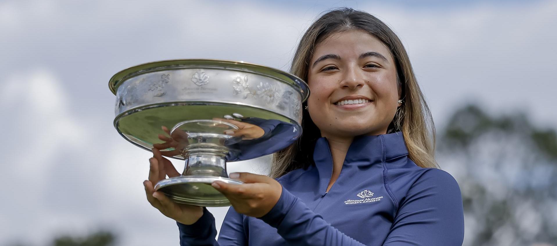 María José Marín exhibe su trofeo.