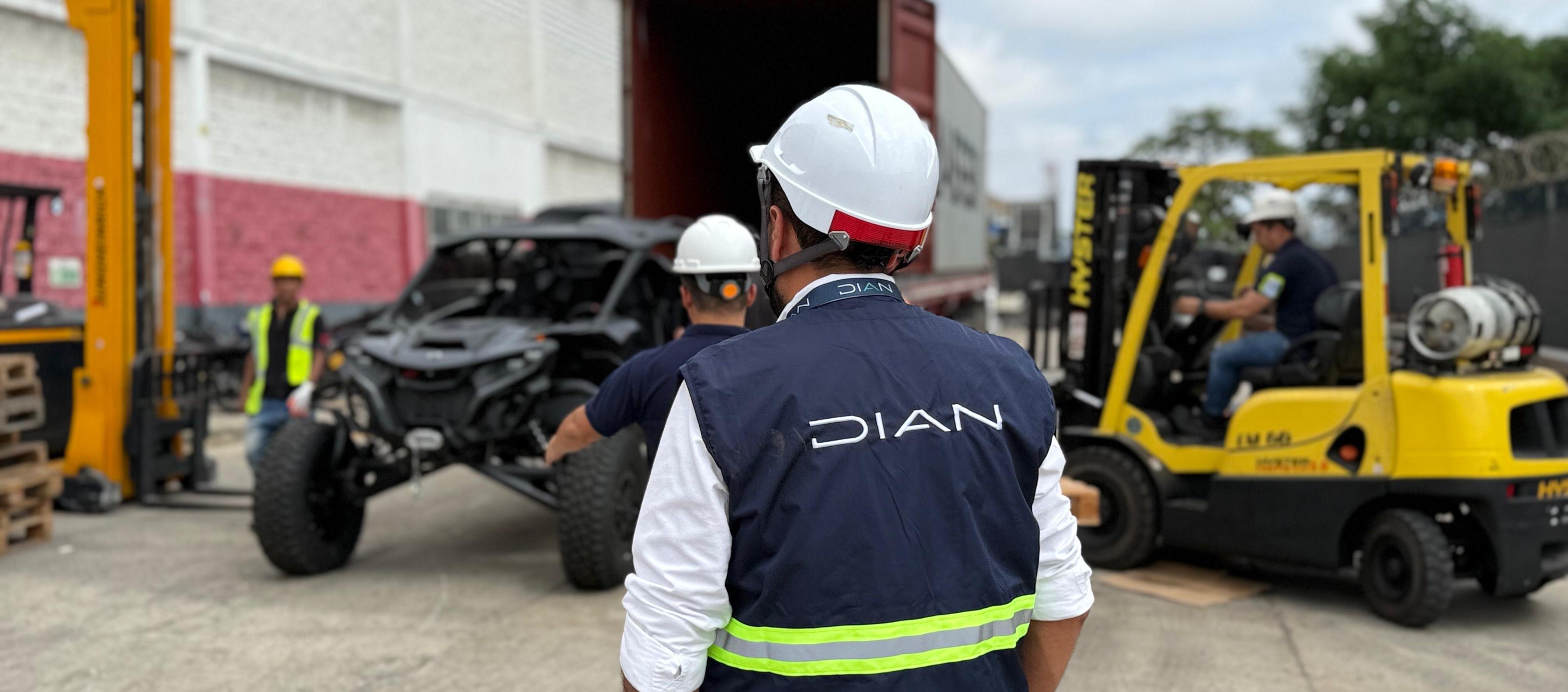 Vehículo aprehendido por la DIAN en el Puerto de Barranquilla. 