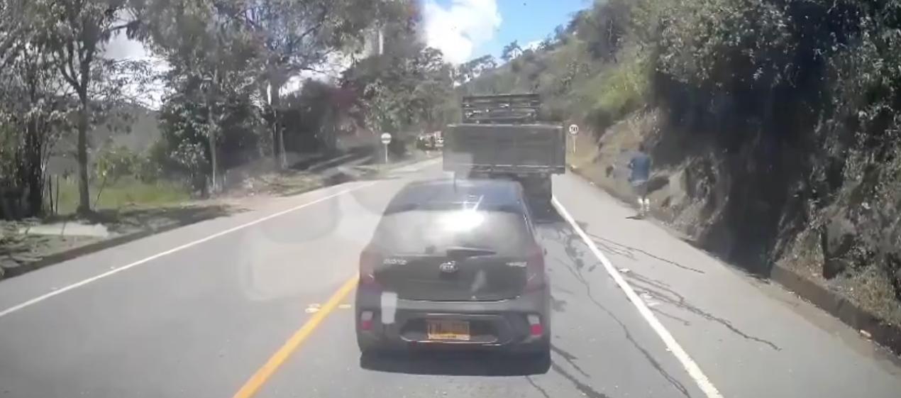 Momento exacto del atentado registrado por la cámara de un vehículo. 