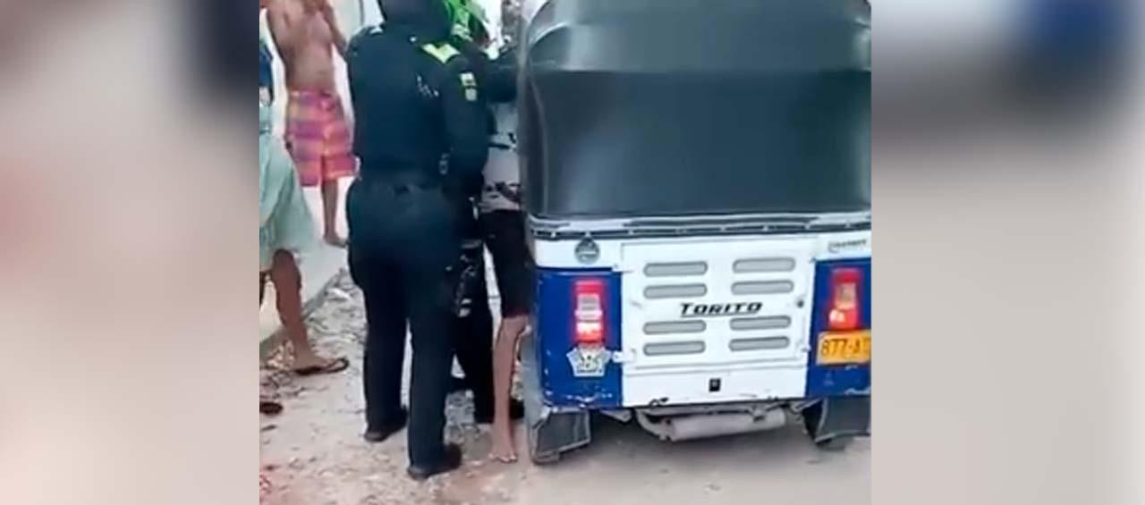 Momento en que el joven era trasladado en un motocarro al hospital. 