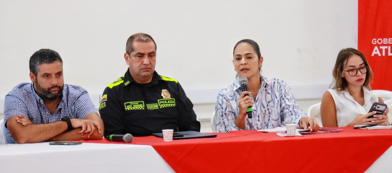 El presidente de la Asamblea, Estefano González; el coronel Eddy Sánchez, comandante de la Policía del Atlántico, Nini Cantillo, secretaria de Hacienda del Atlántico, y la diputada Isabella Pulgar. 