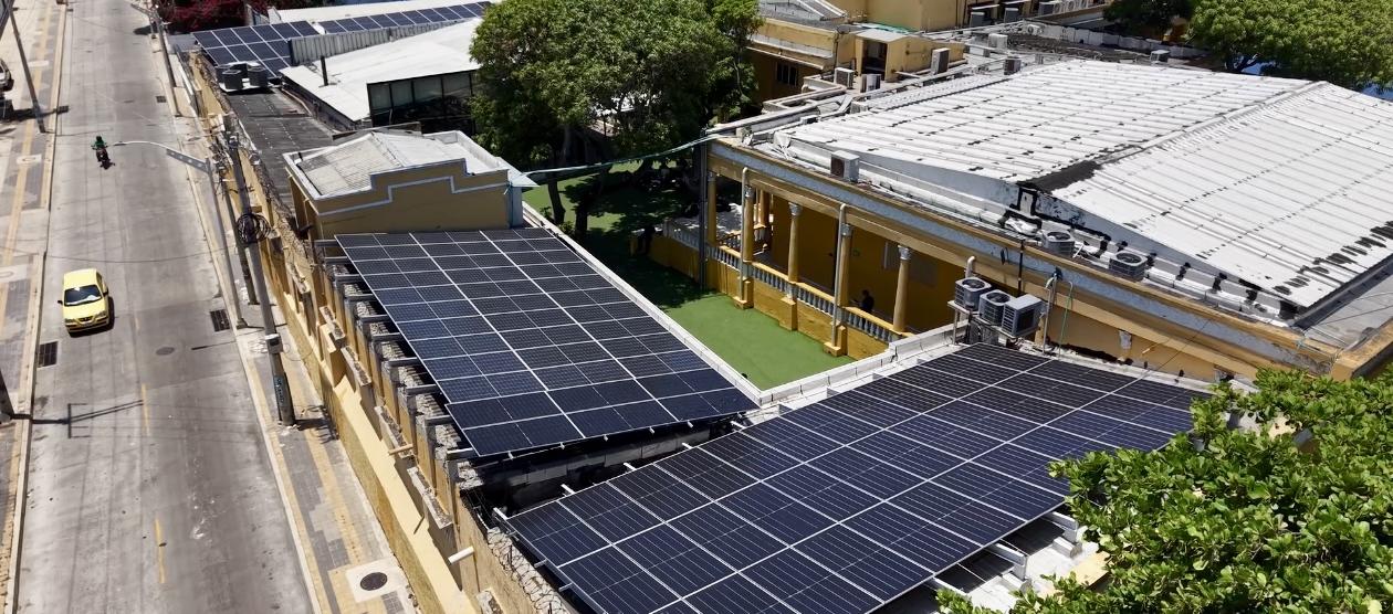 Paneles solares instalados por la Alcaldía. 