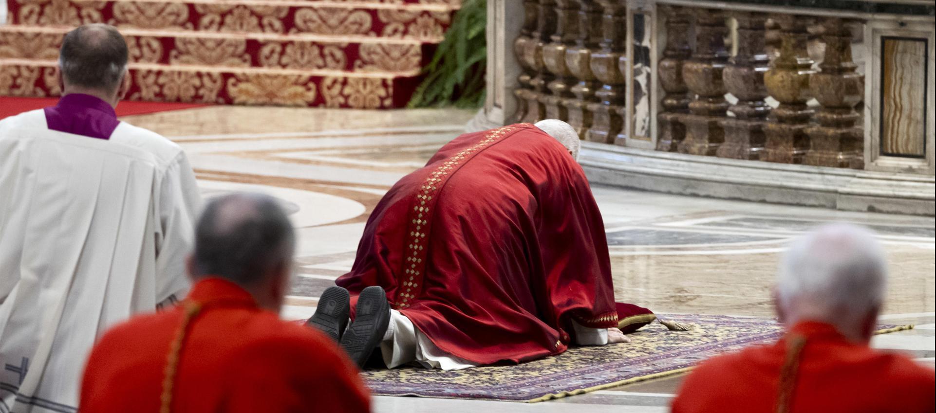 Papa León XIV reza tendido en el suelo de la basílica vaticana por la Pasión de Cristo