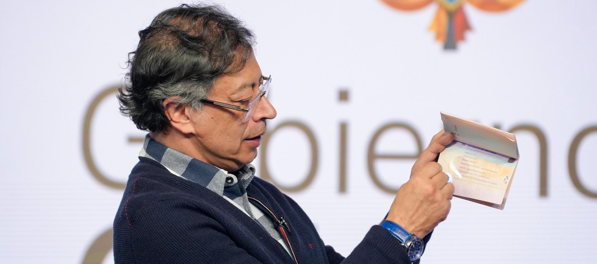 El Presidente Petro con el nuevo pasaporte.