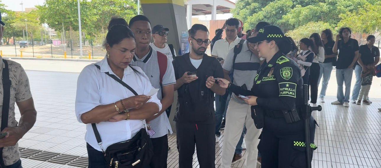 Patrulla púrpura entregando información a los ciudadanos.