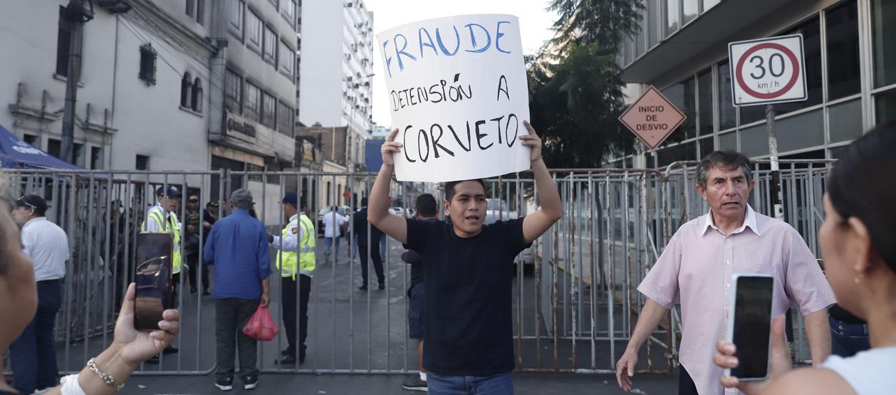 Protesta contra el jefe de la Oficina Nacional de Procesos Electorales.
