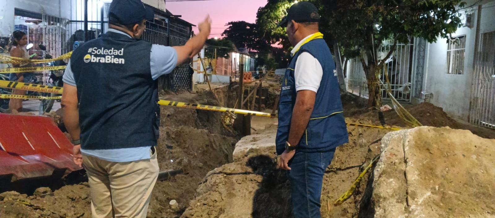 Personal de la Oficina de Gestión del Riesgo inspeccionando la zona