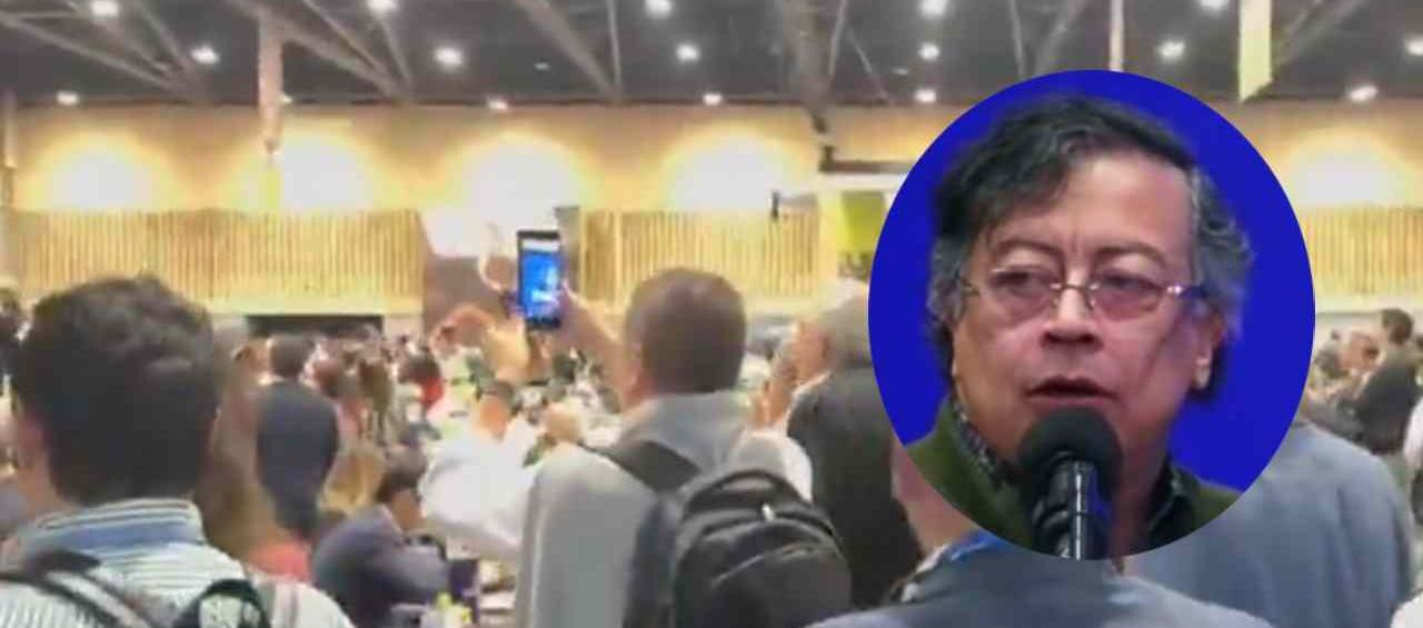 Petro fue abucheado en Bogotá.