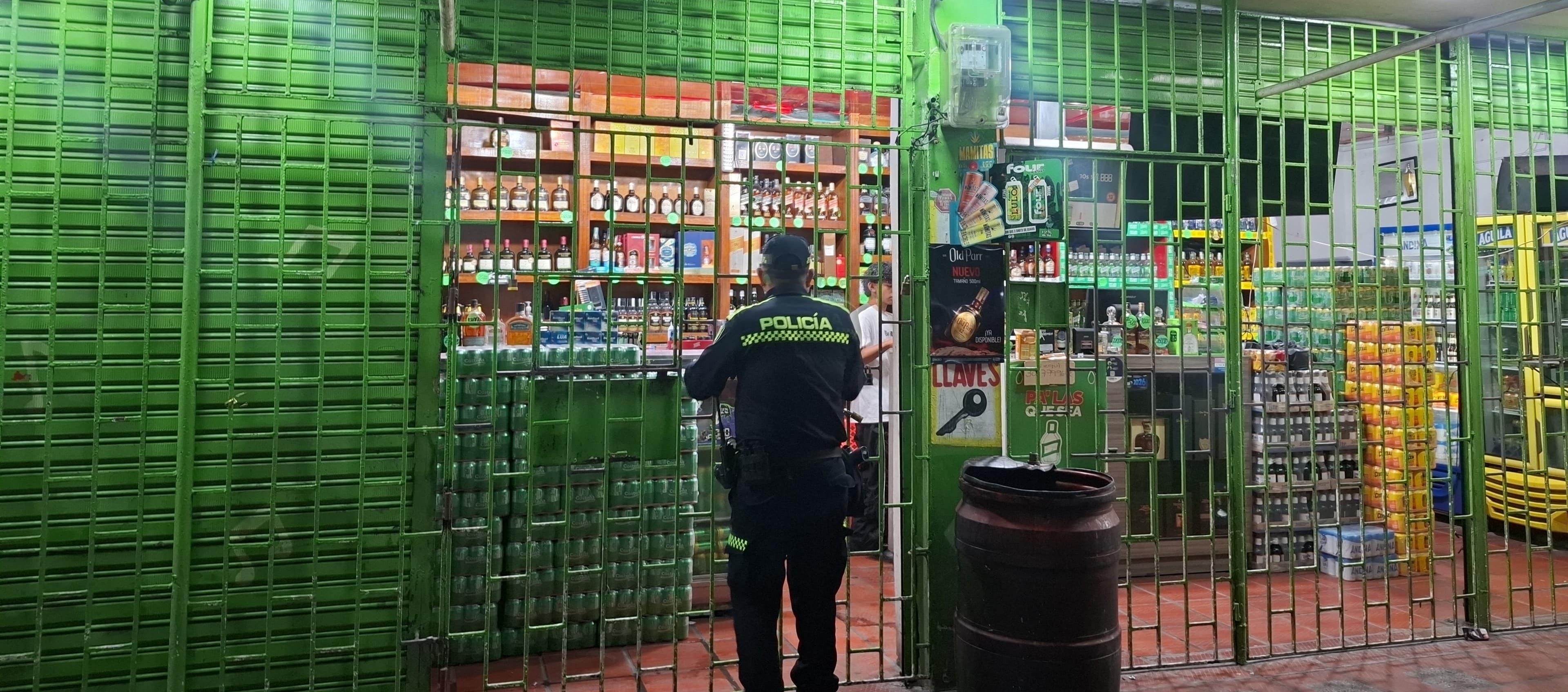 Policía en tiendas, que son algunos de los comercios más afectados.