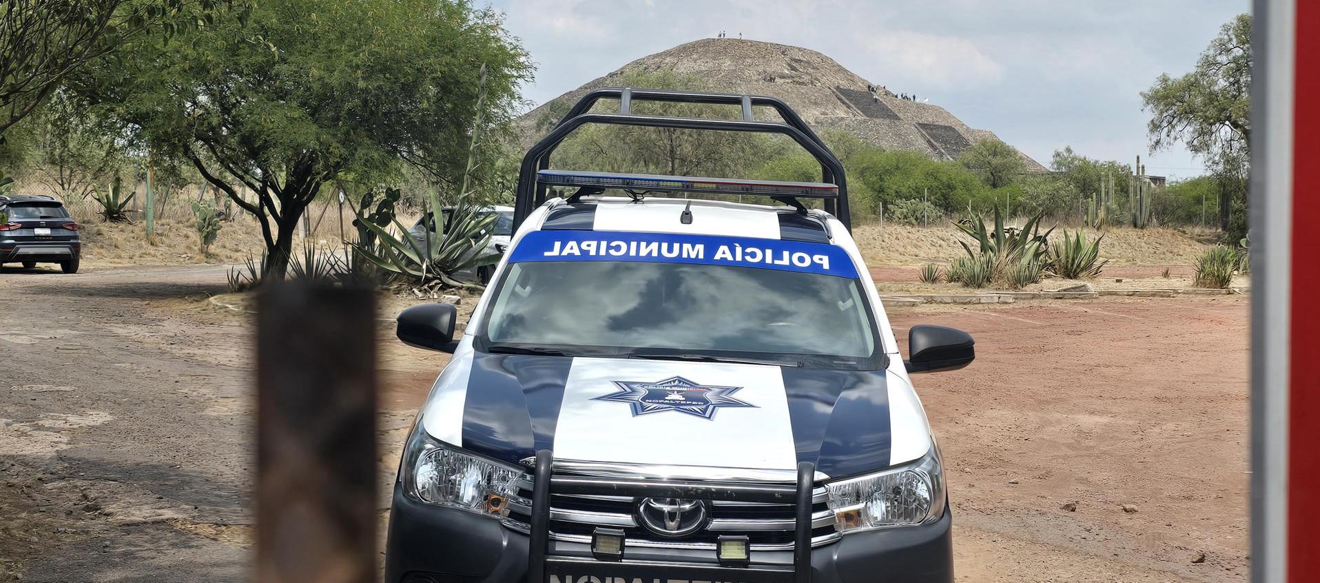 La Policía custodia la zona turística de las pirámides tras el tiroteo. 