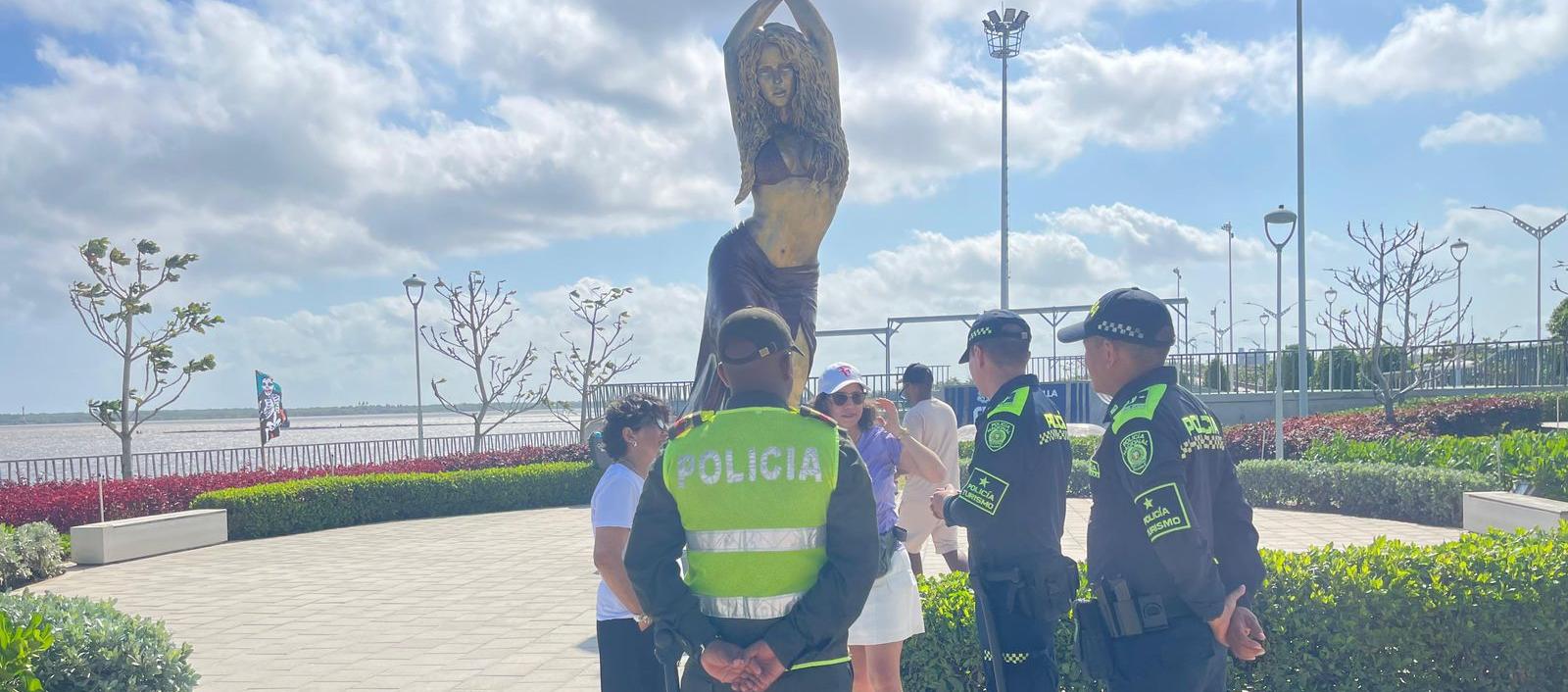 La Policía entregando recomendaciones a turistas en el Malecón del Río. 