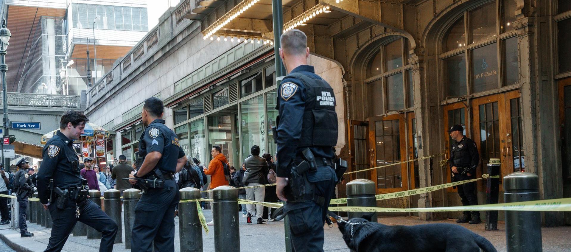 La Policía acordonó la entrada a la estación del metro donde ocurrió el hecho. 